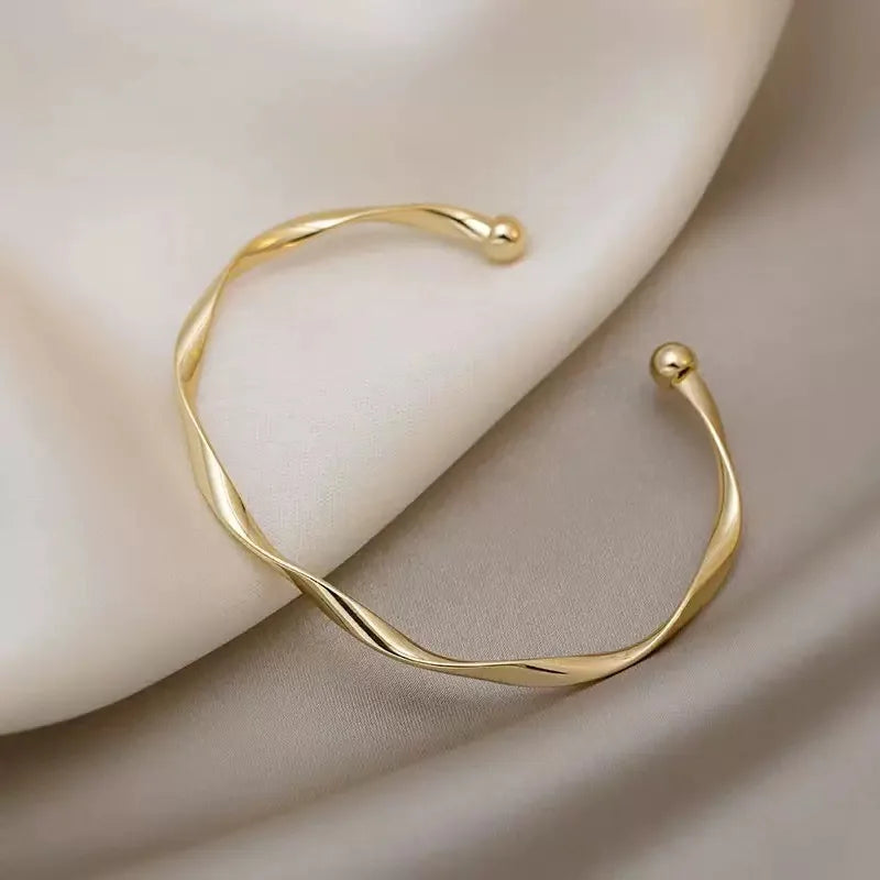 Adjustable bracelet with minimalist geometric shape