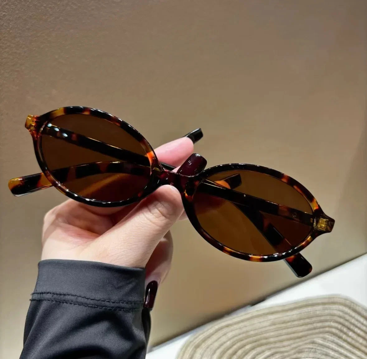 Classic oval frame sunglasses
