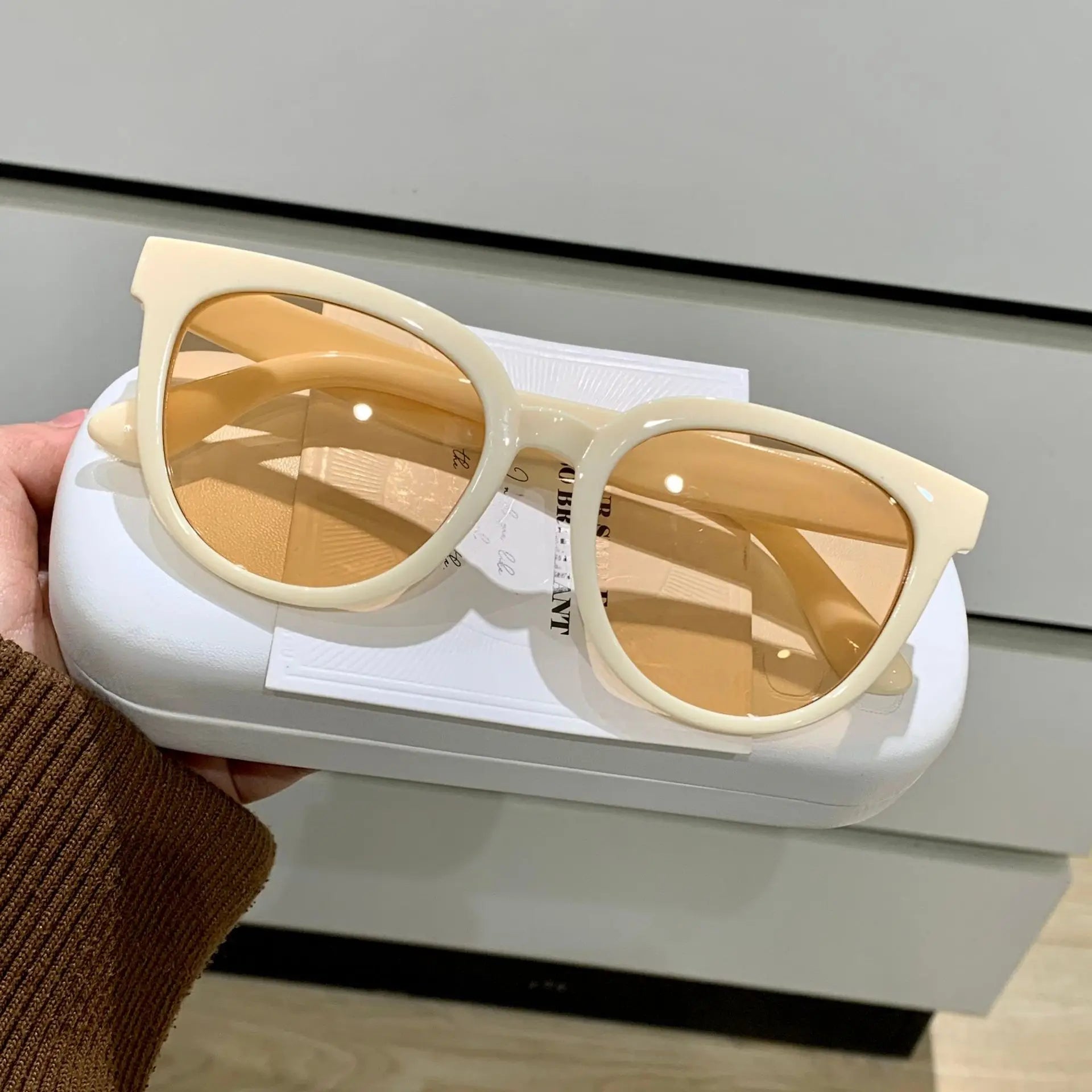Fashion sunglasses with large frames and retro style