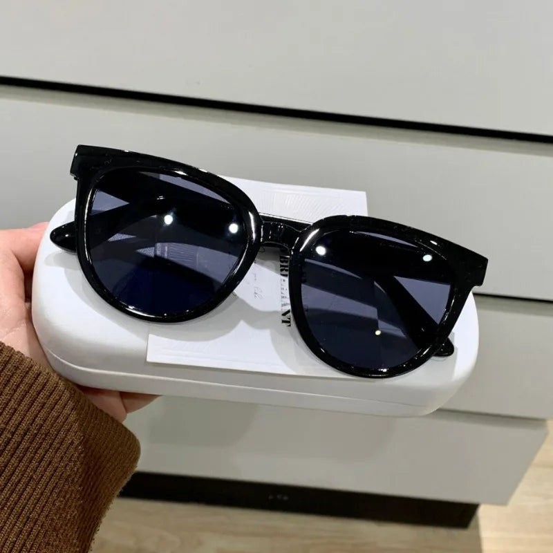Fashion sunglasses with large frames and retro style