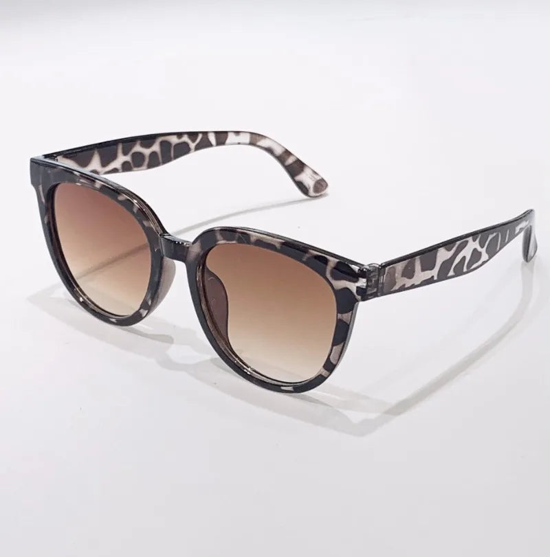 Fashion sunglasses with large frames and retro style