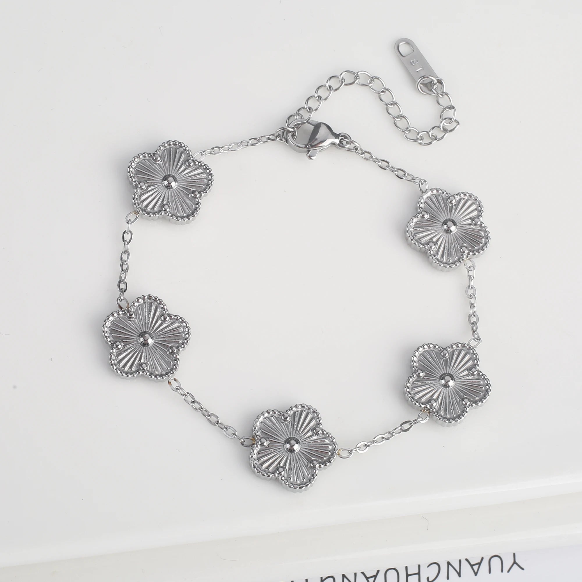Luxurious five-leaf flower bracelet