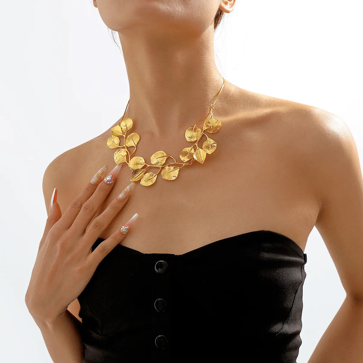 Choker necklace with leaf pendant