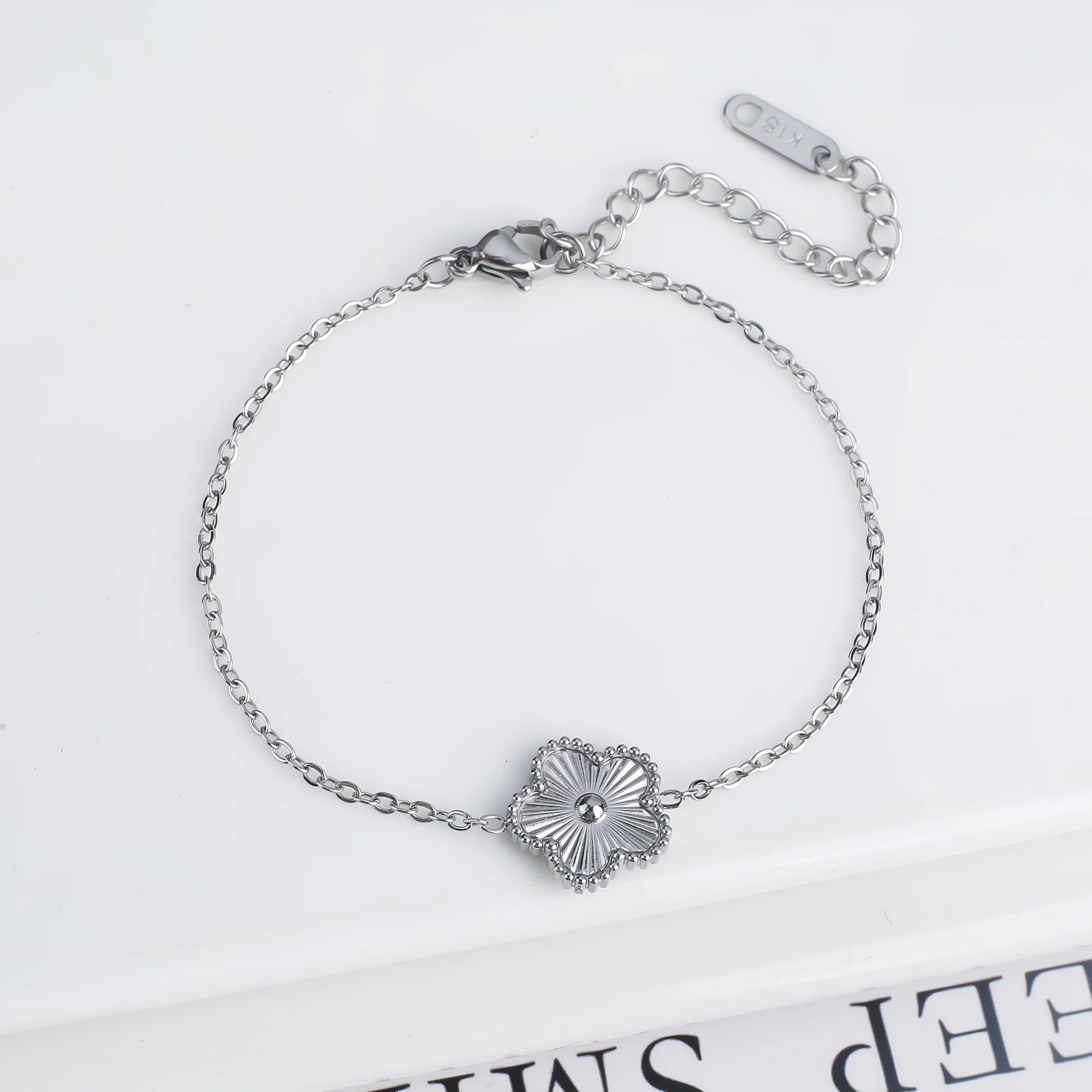 Luxurious five-leaf flower bracelet