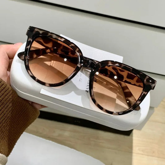 Fashion sunglasses with large frames and retro style