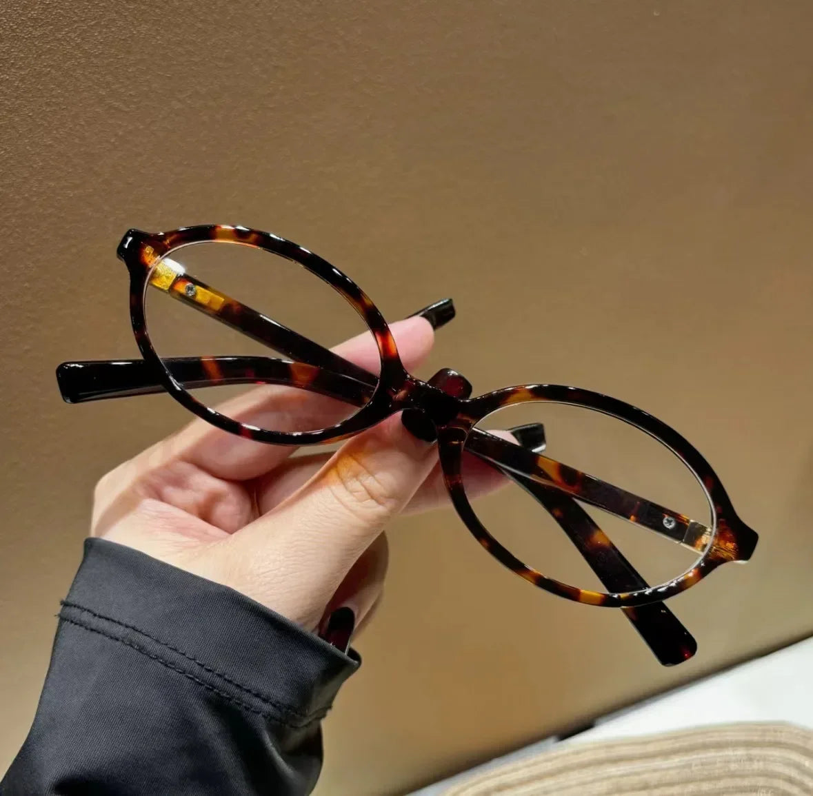 Classic oval frame sunglasses