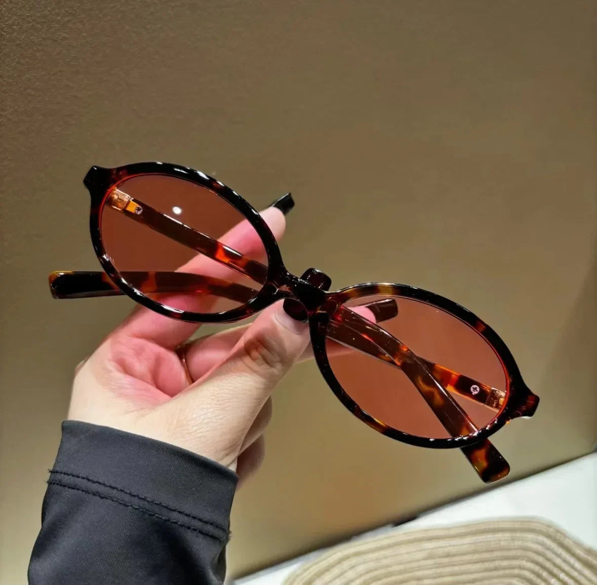 Classic oval frame sunglasses