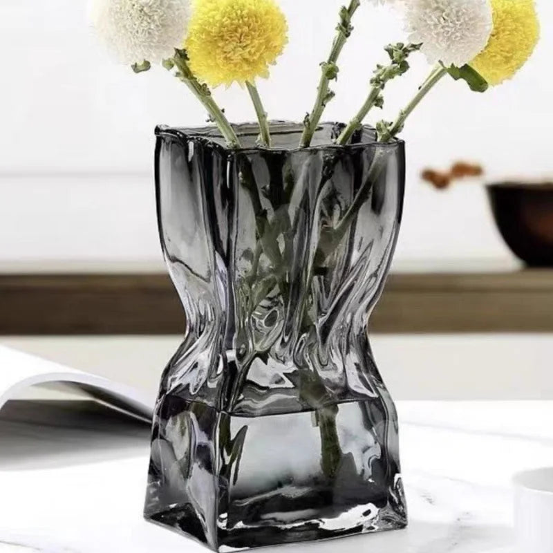 Modern and luxurious glass flower vase