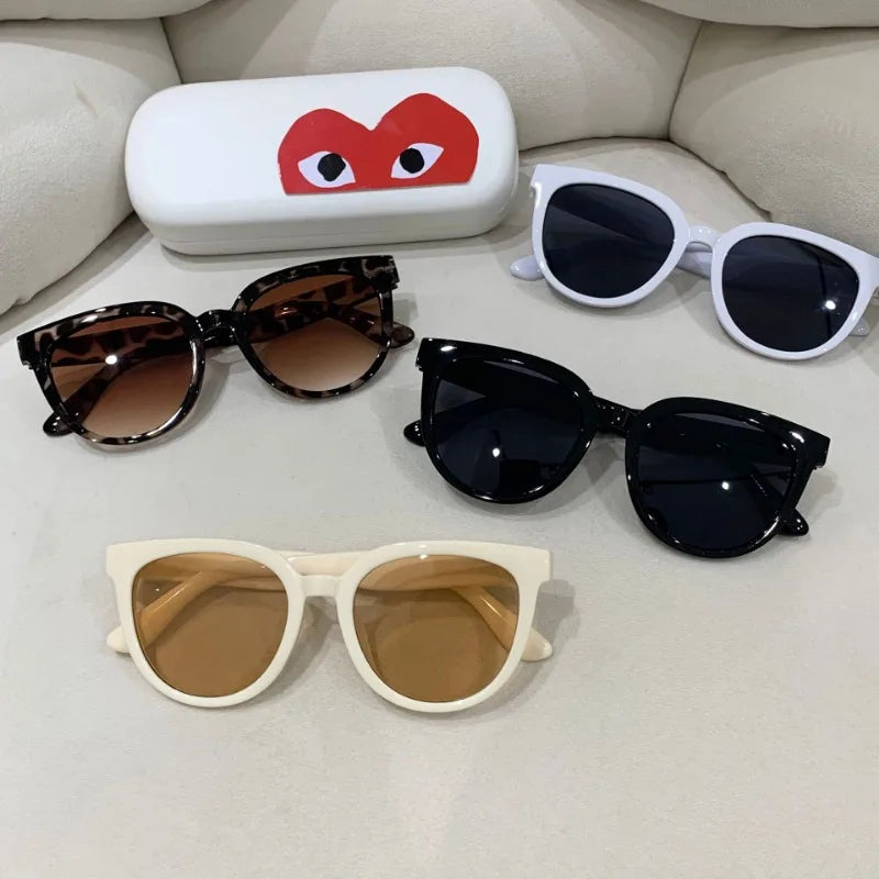 Fashion sunglasses with large frames and retro style