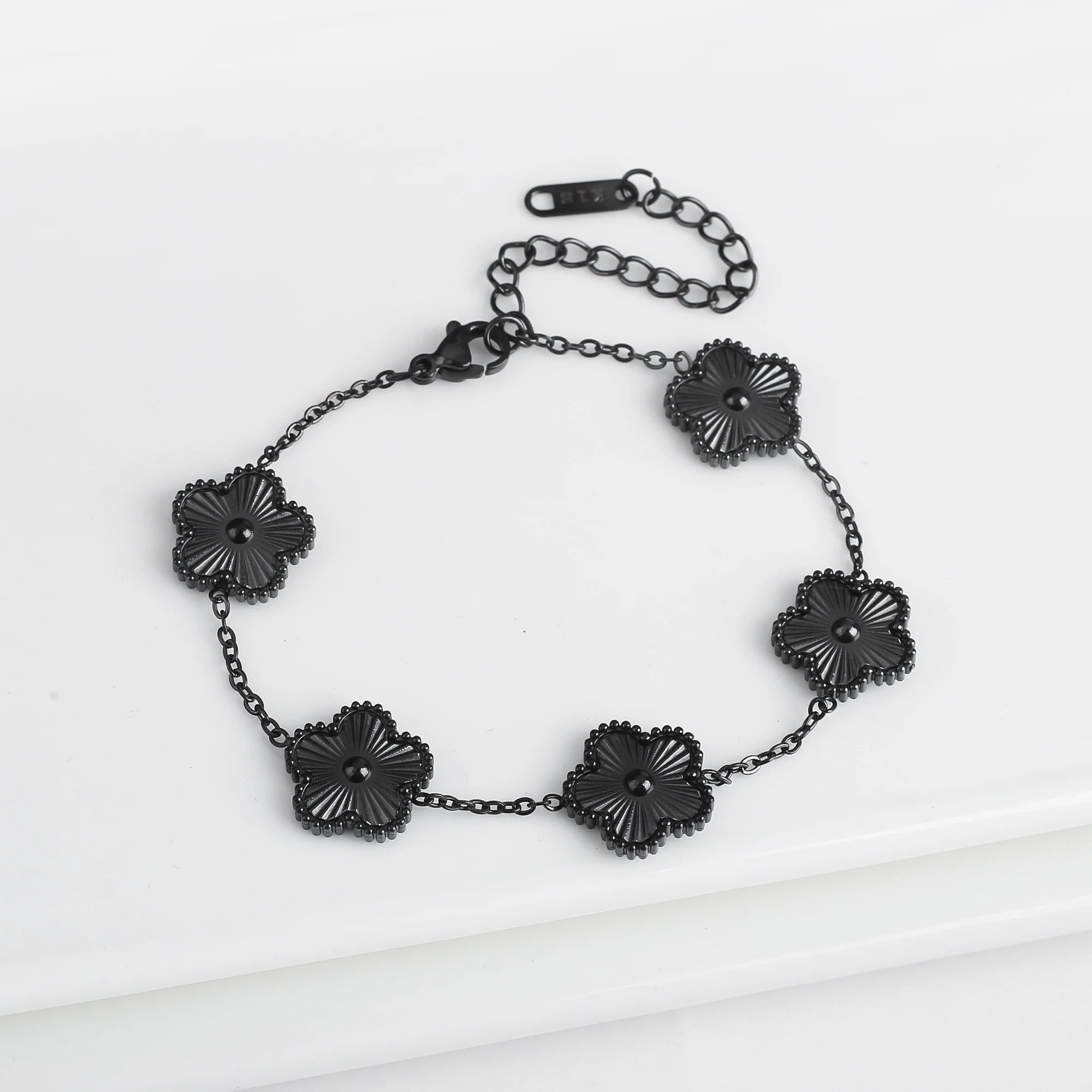 Luxurious five-leaf flower bracelet