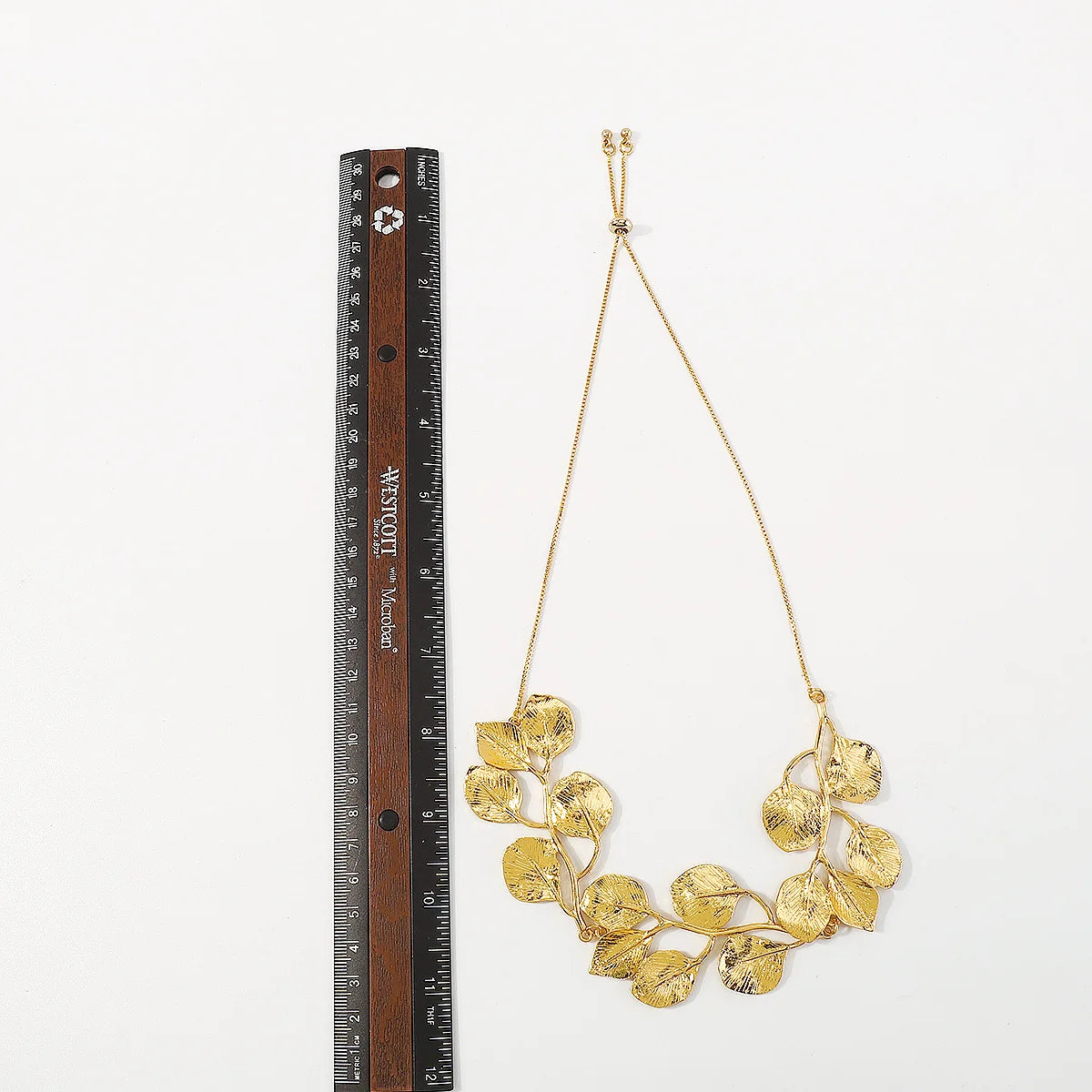 Choker necklace with leaf pendant