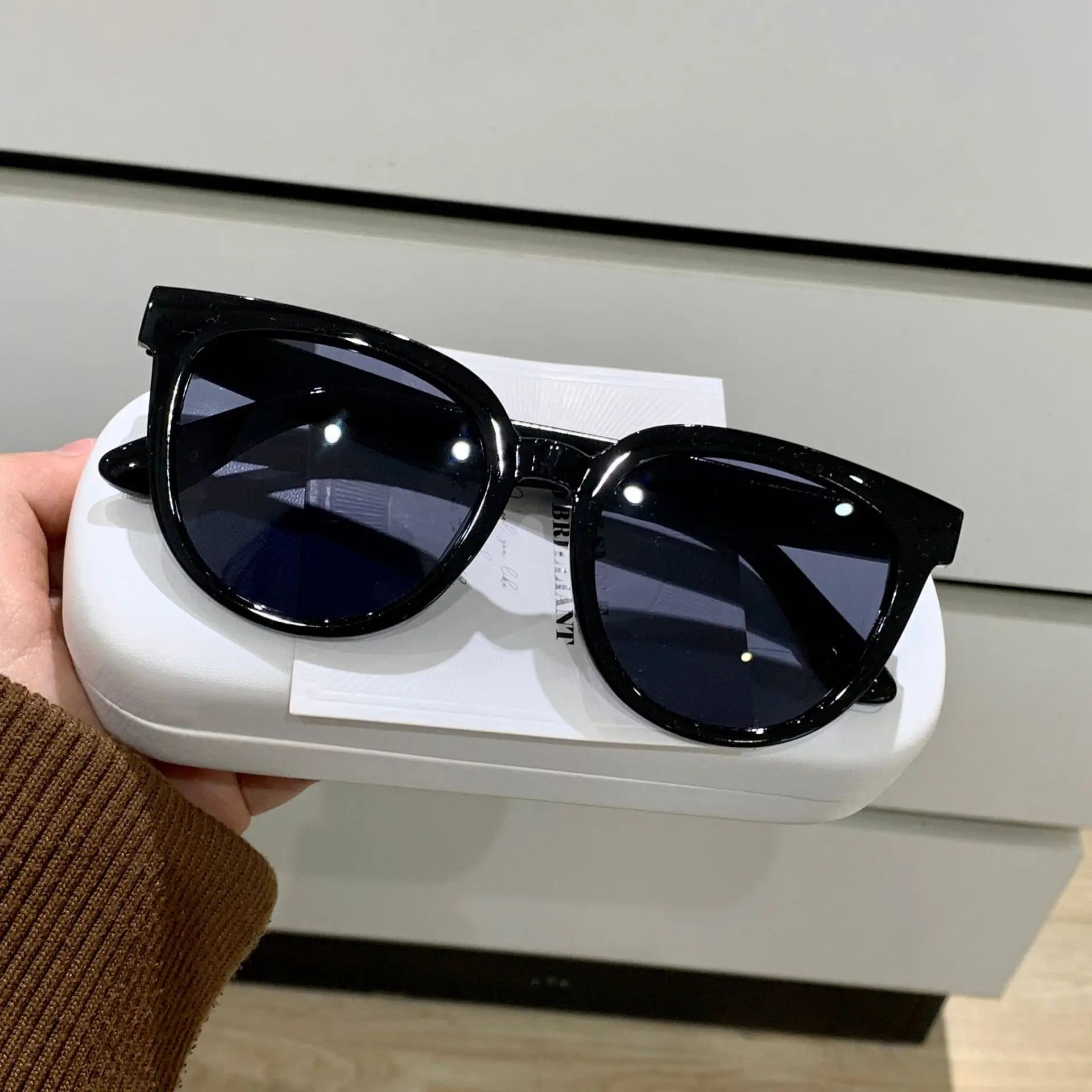 Fashion sunglasses with large frames and retro style