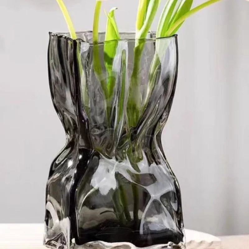 Modern and luxurious glass flower vase
